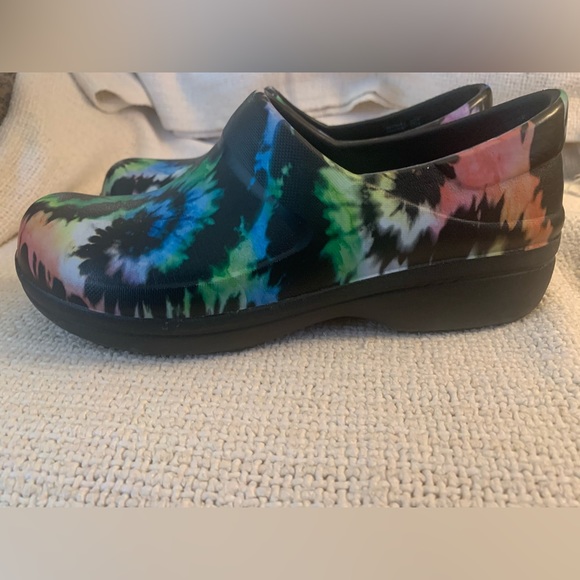 Crocs Women's Size 7 Multicolor Tie Dye Clog Shoes Slip Resistant - Picture 3 of 10
